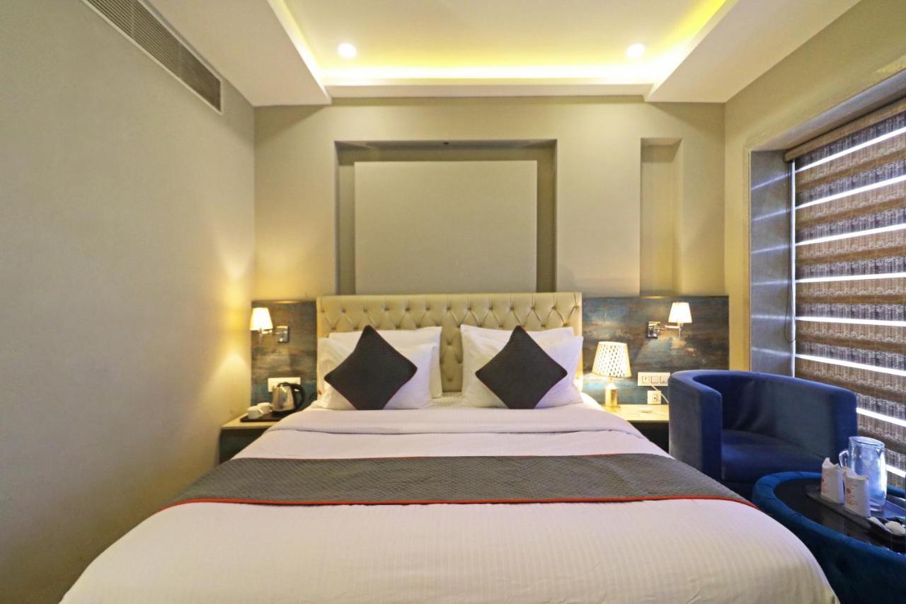 The Ivy Grand Hotel In City Centre With Free Secured Parking Nova Deli Exterior foto